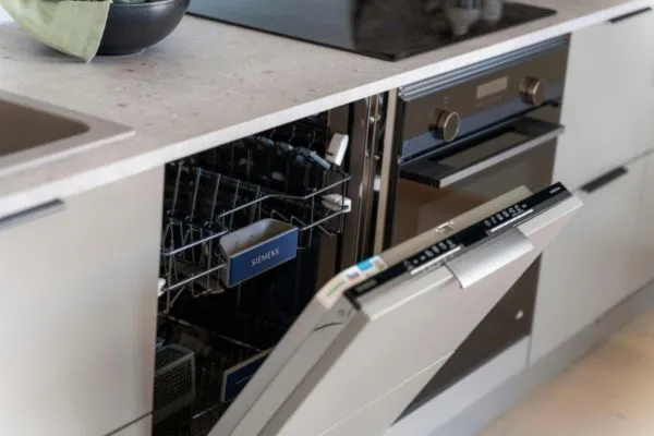 Lava louça na cozinha